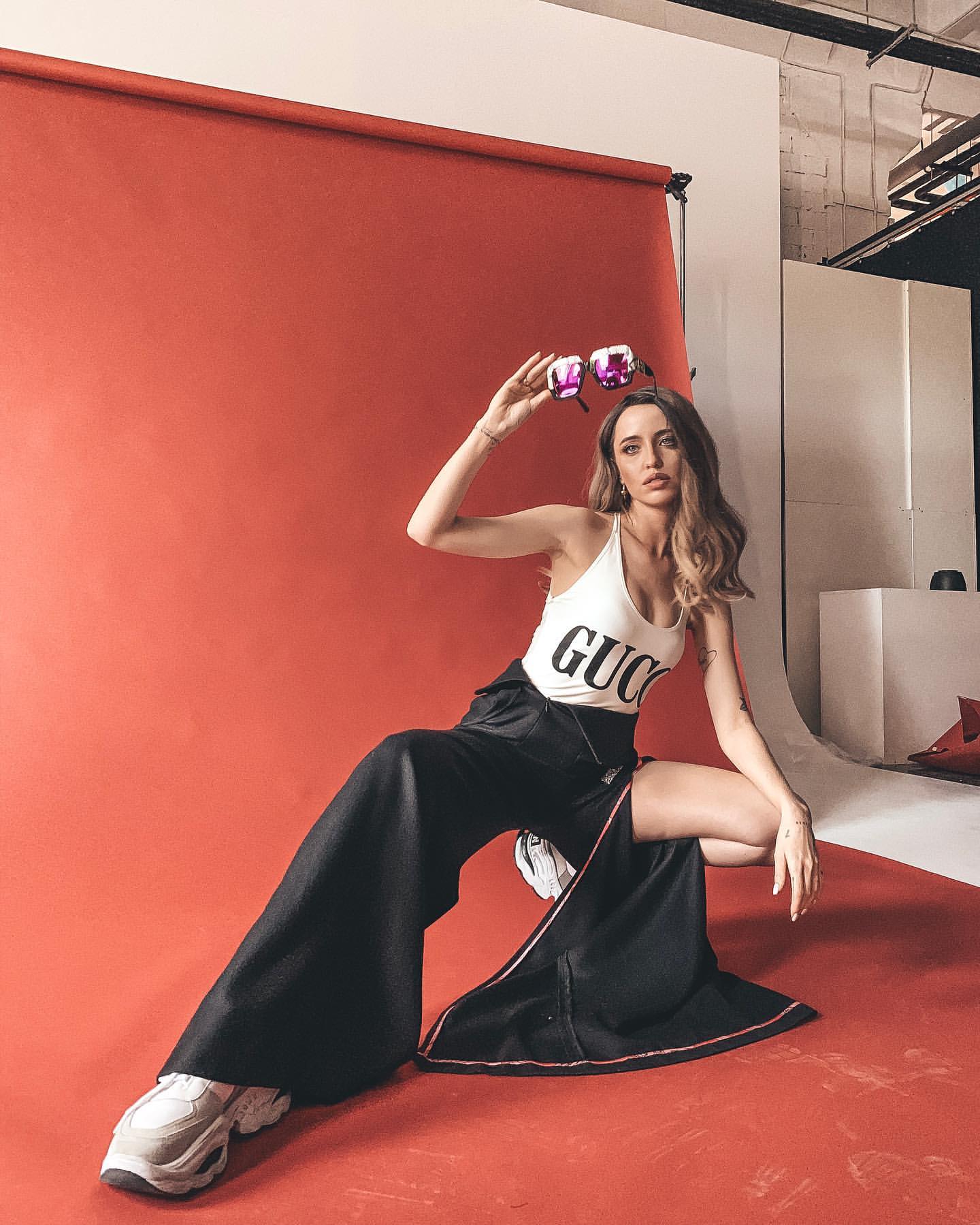 Надя Дорофеева покорила глубоким декольте в дерзком образе с "порванными" штанами